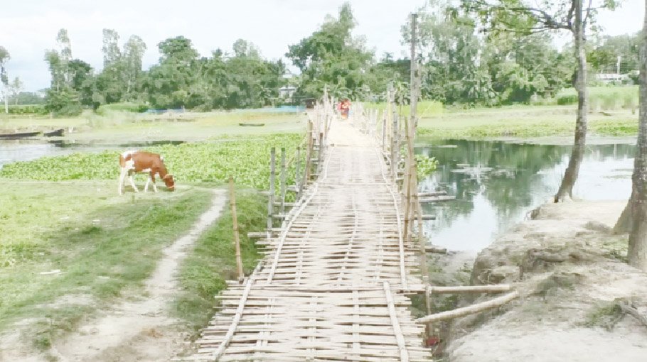 50,000 villagers suffer for want of concrete bridge in Kurigram
