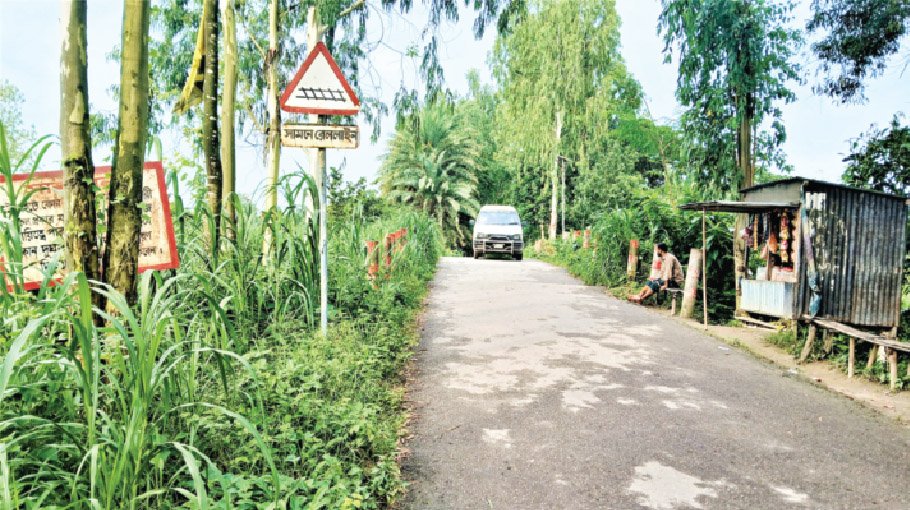 Level crossings turn into death traps in Tangail 
