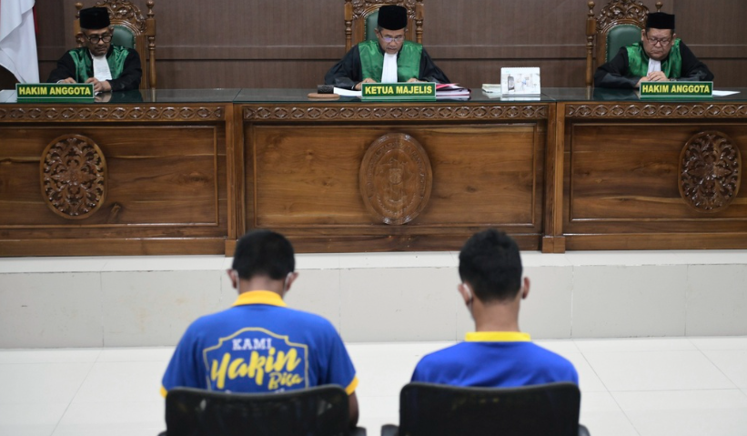 Islamic Shariah court in Indonesia sentences 2 men to public caning over sexual acts