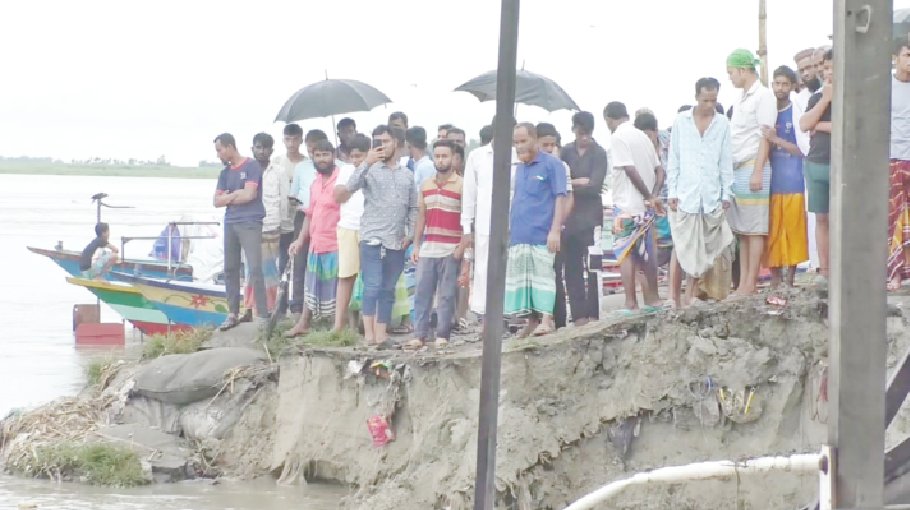 Padma erosion threatens Dighirpar market in Munshiganj