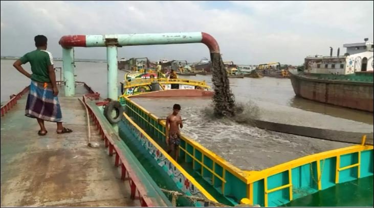 Sand lifting from Meghna riverbanks threatens embankment, irrigation project in Chandpur