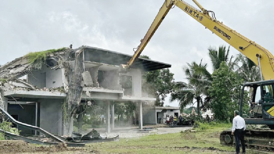 Nasrul Hamid’s Banglow on Buriganga bank demolished