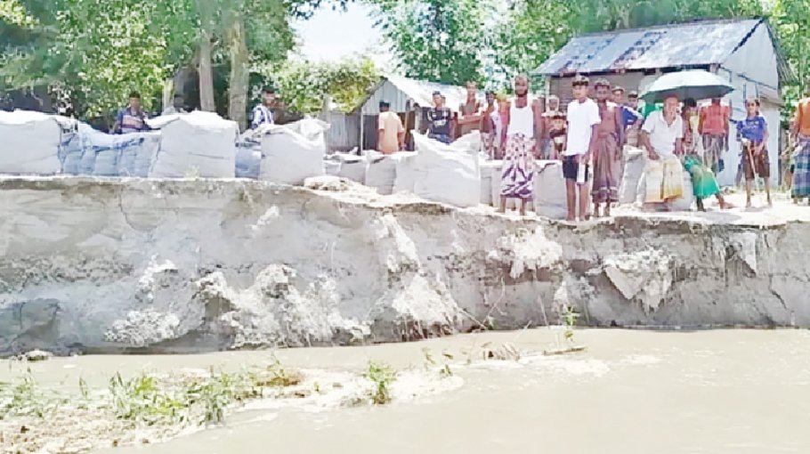 Thousands fear losing homesteads  for river erosion in Lalmonirhat 