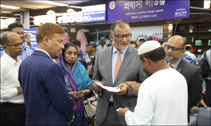 Adviser visits HSIA to review measures against airfare hike