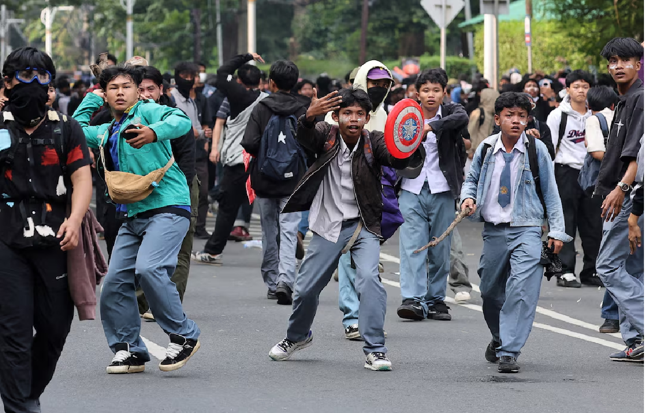 Indonesian police clash with protesters against parliamentarians' salaries