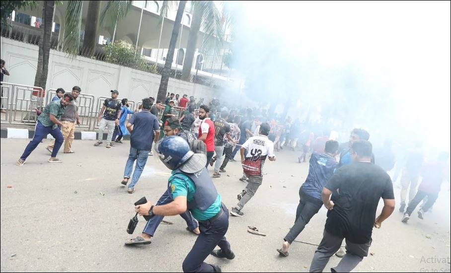 Police foil engineering students’ march towards Jamuna; 10 injured