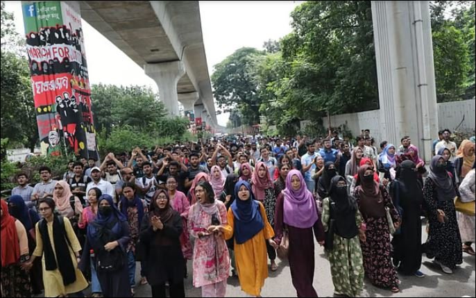 Sher-e-Bangla Agricultural University students block Agargaon raod