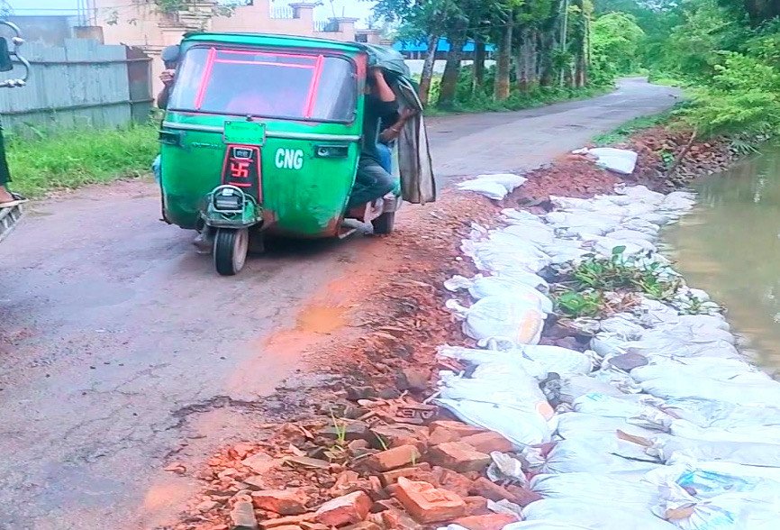 Raojan-Noapara Section-1 road turns dilapidated for a long