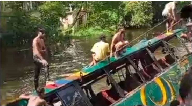 5 killed in bus crash in Laxmipur