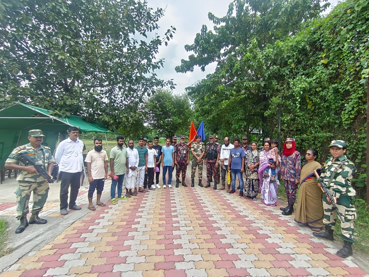 BSF returns 12 Bangladeshis after illegal border crossing