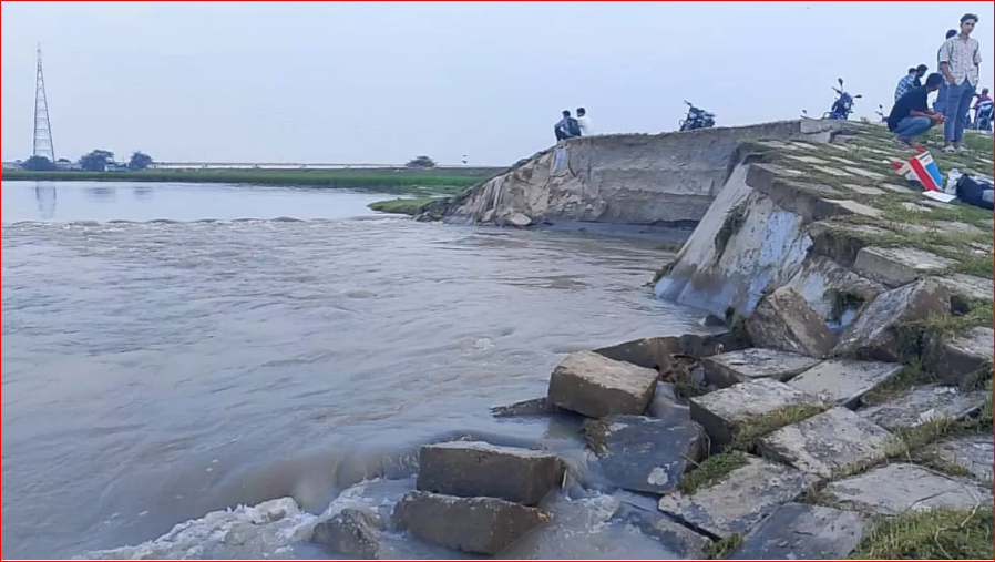 130 metres of Teesta bridge embankment collapses threatening 1700 families