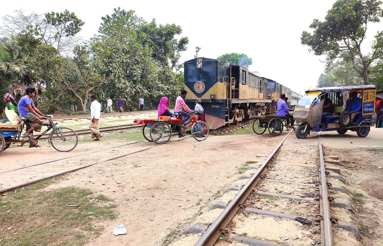 Unprotected railway crossings in Sarishabari put lives at risk