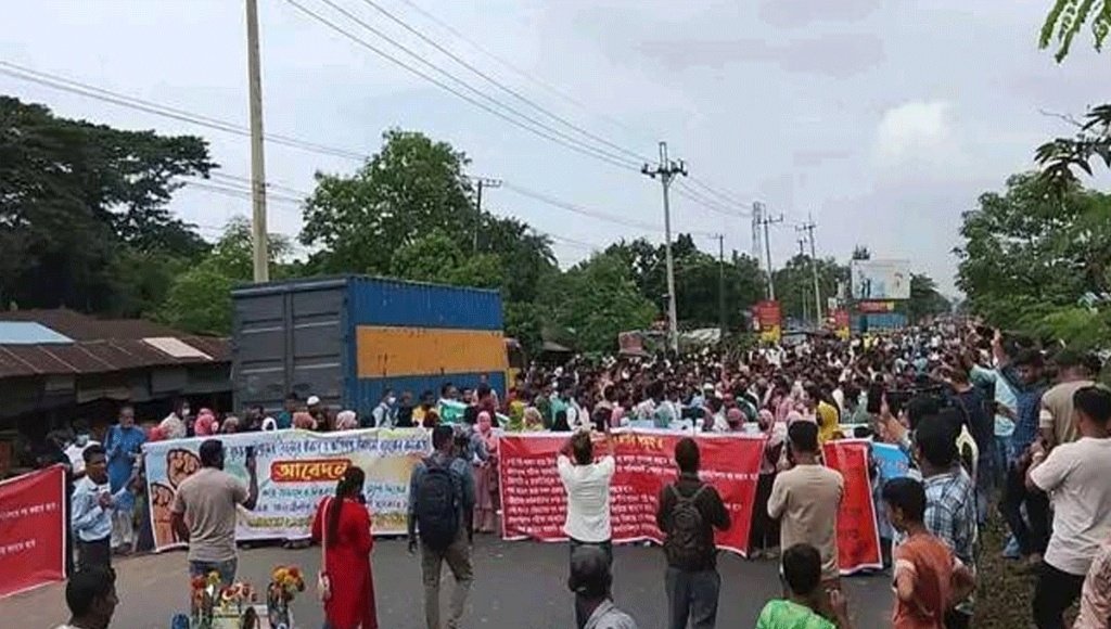 Islami Bank officials block Dhaka-Ctg highway, triggers traffic gridlock