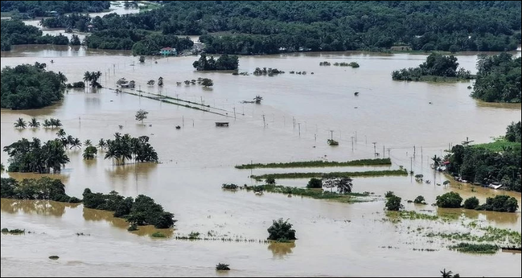 Tropical storm kills seven in the Philippines, thousands displaced