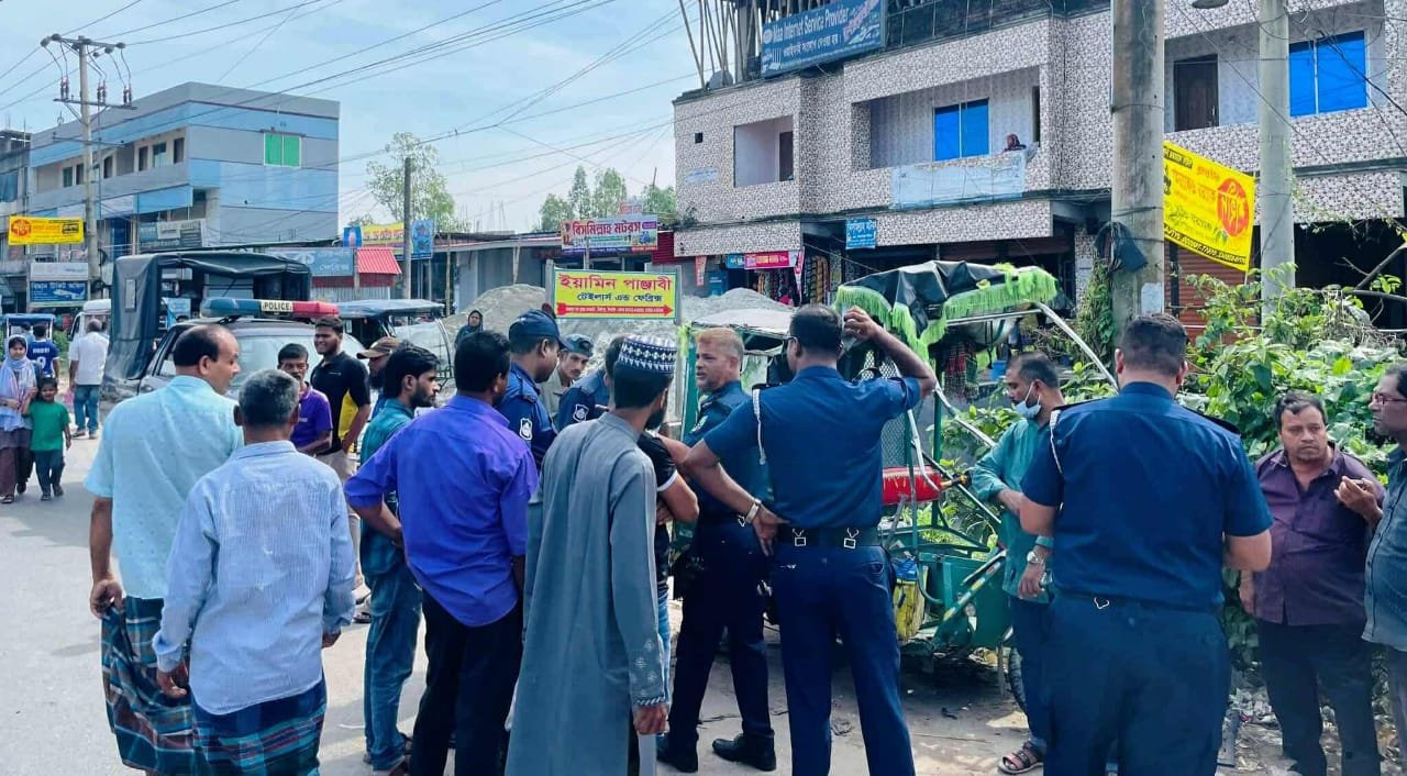 Bus hits auto rickshaw, driver among 2 killed Tangail