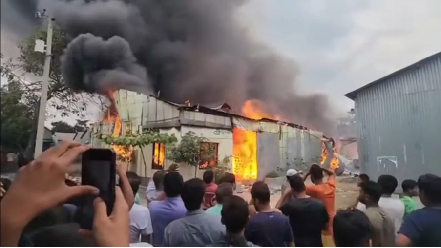 6 jhut warehouses gutted in Gazipur fire
