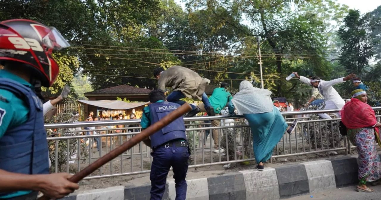 120 injured as police, teachers clash at Shahbagh 