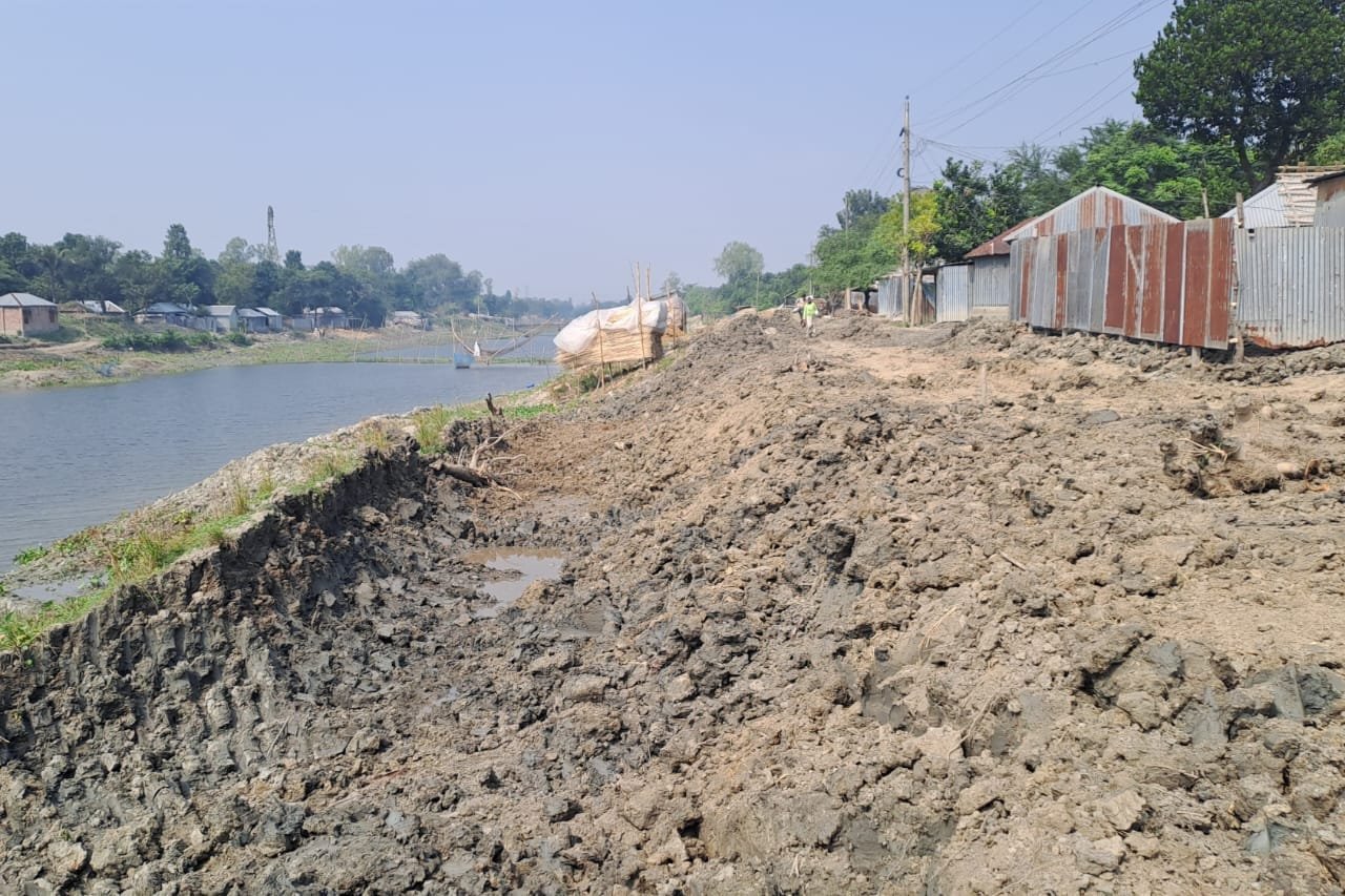 Five fined for lifting soil from river in Sathia 