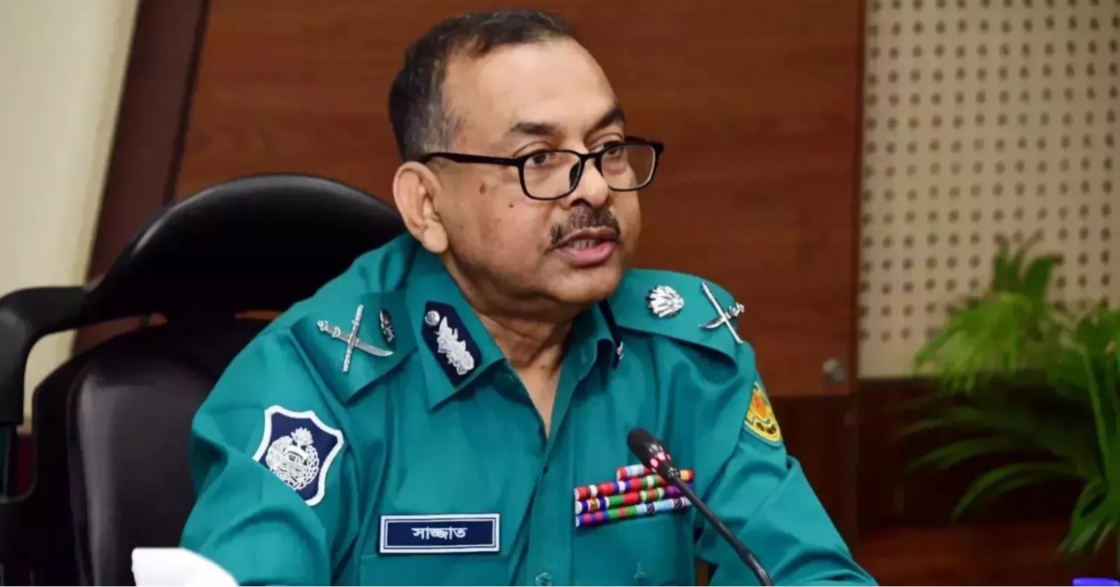 DMP chief orders use of firearms to stop arson attacks in Dhaka
