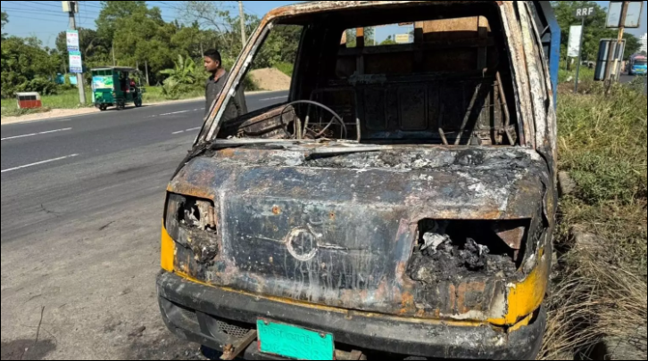 Pick-up van torched in Cumilla