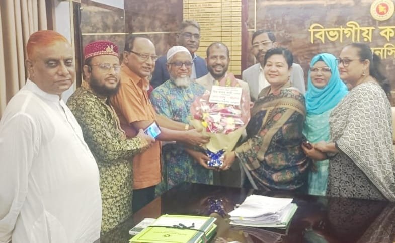Mymensingh Divisional Press Club extends floral greetings to newly appointed Divisional Commissioner