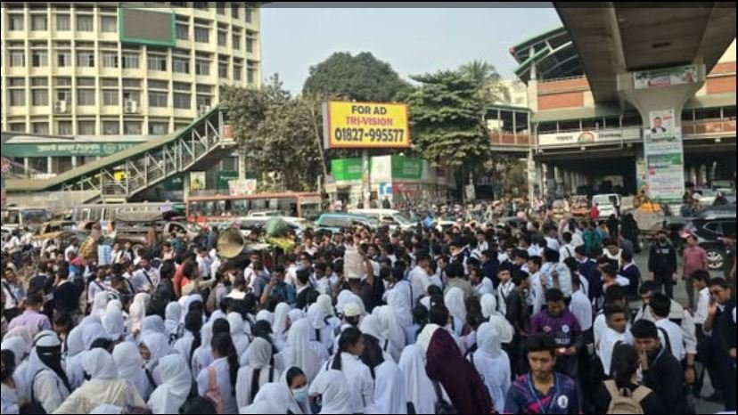 Students of 5 colleges block Shahbagh demanding cancellation of proposed university schooling system
