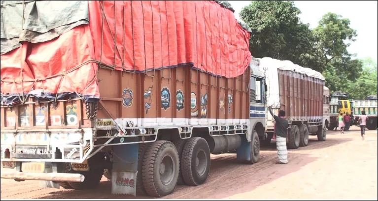 Onion import resume through Sonamasjid land port after 3 months