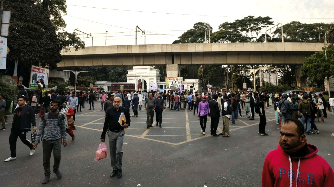 Students of 7 colleges block HC intersection again demanding ordinance for Dhaka Central University