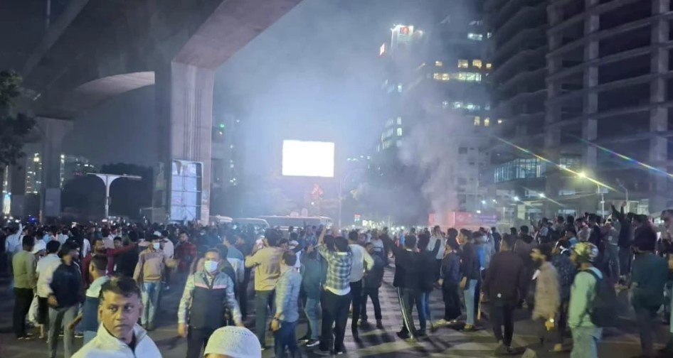 Mobile phone traders’ blockade triggers traffic chaos in Dhaka