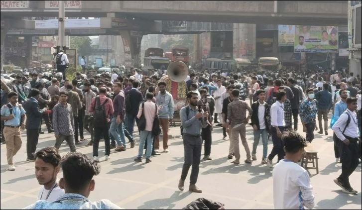 Traffic resumes after Tejgaon College students leave Farmgate
