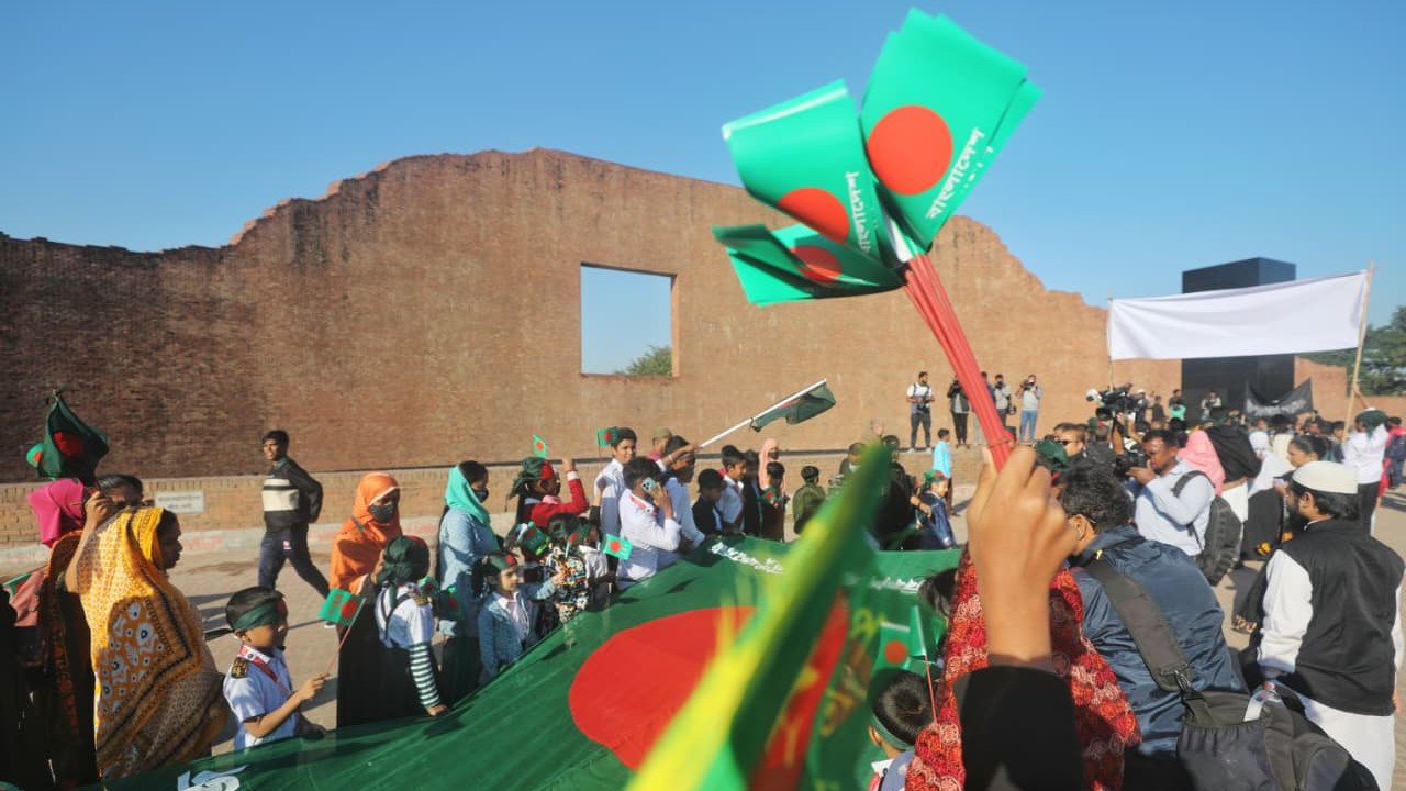 People pay tribute to martyred intellectuals at Rayerbazar memorial