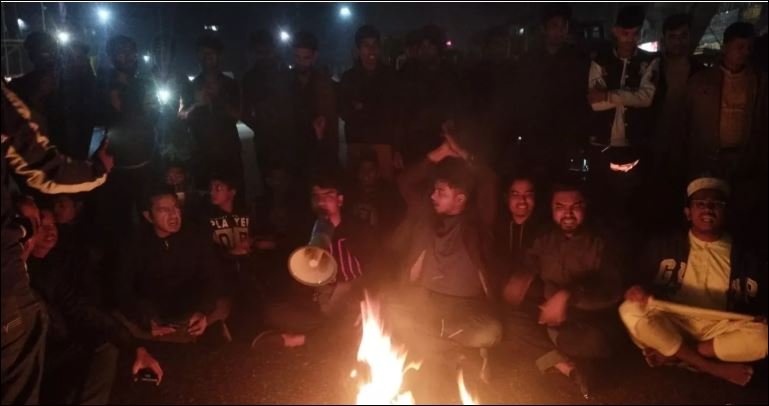 Dhaka-Barishal highway blocked in protest over Hadi’s death