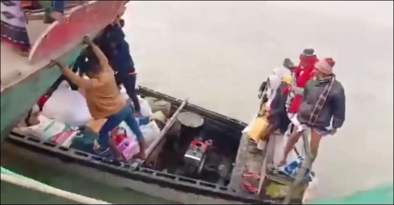 Man killed as boat hits sand-laden bulkhead on Padma River