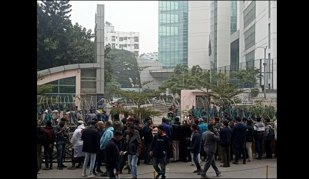 BNP supporters gather at Evercare Hospital ahead of Tarique’s visit