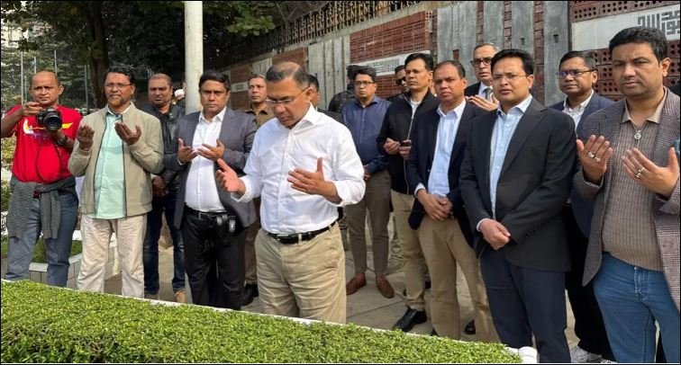 Tarique offers fateha at younger brother Koko’s Banani grave