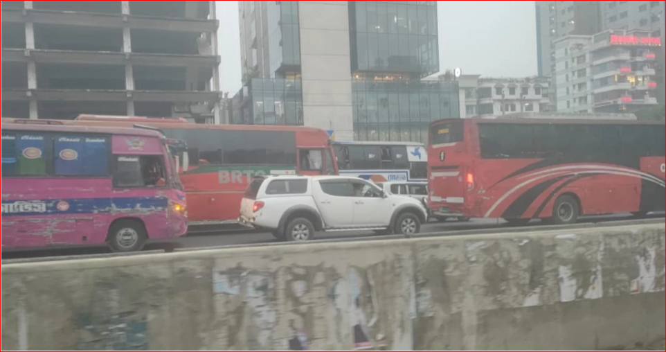 Inqilab Moncho‘s blockade triggers traffic jam on Dhaka-M’singh highway