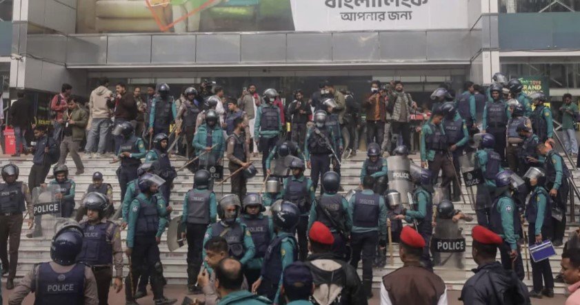 Police use batons to disperse mobile phone traders at Karwan Bazar