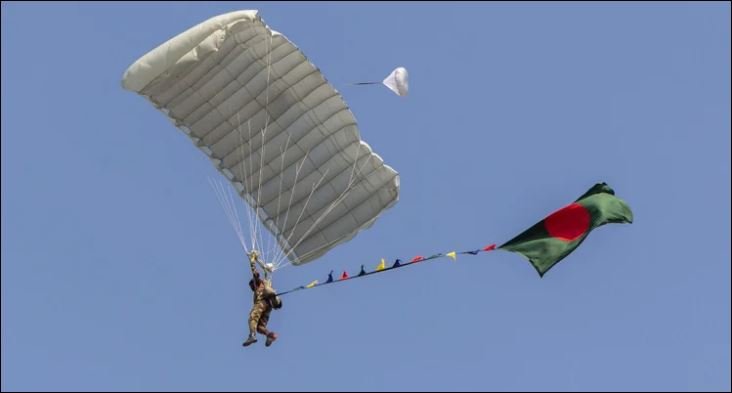 Bangladesh sets Guinness World Record with highest flag-parachuting demonstration 