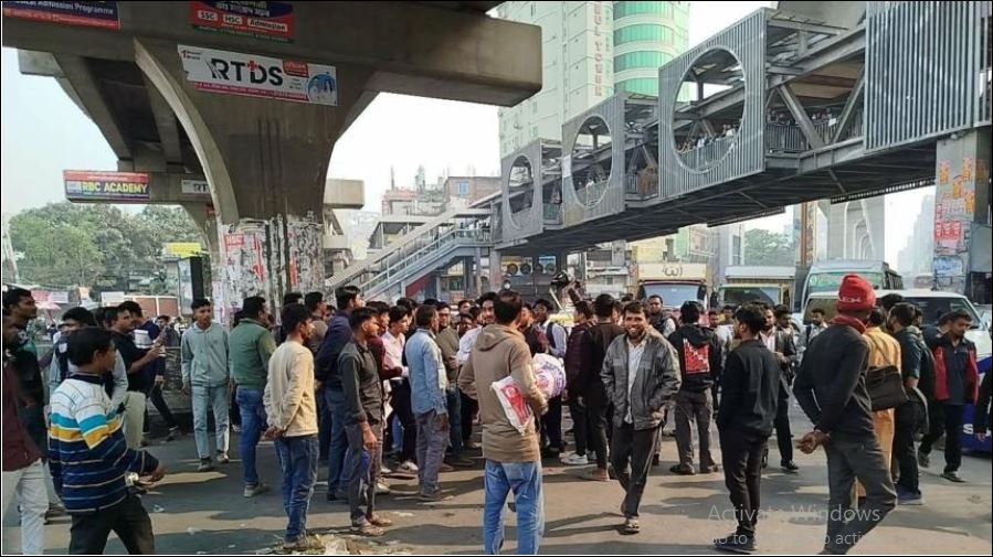 Traffic chaos grips Dhaka as 7-college students block roads