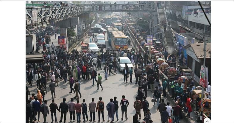 7-college students block Dhaka roads for 2nd day demanding central university ordinance