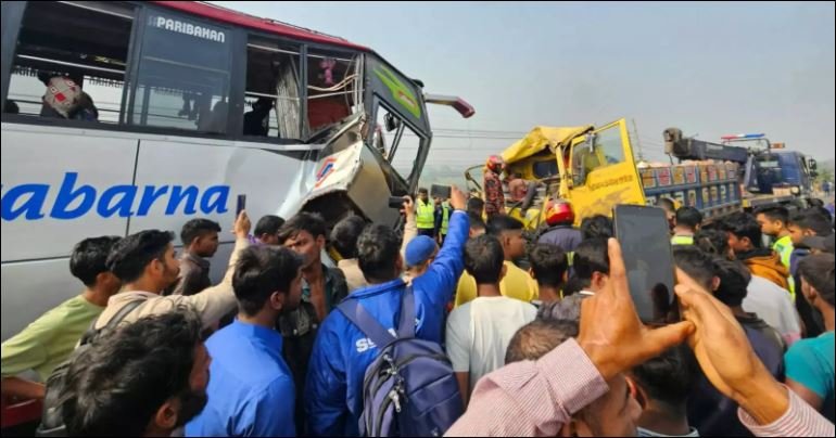 Bus-truck collision leaves 2 dead in Faridpur