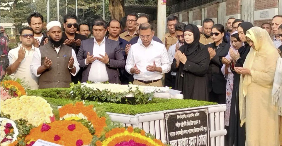 Tarique visits Koko’s grave, attends milad mahfil on his death anniversary