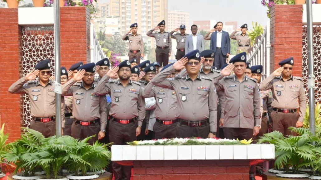 New IGP pays tribute to martyred police at Rajarbagh Memorial