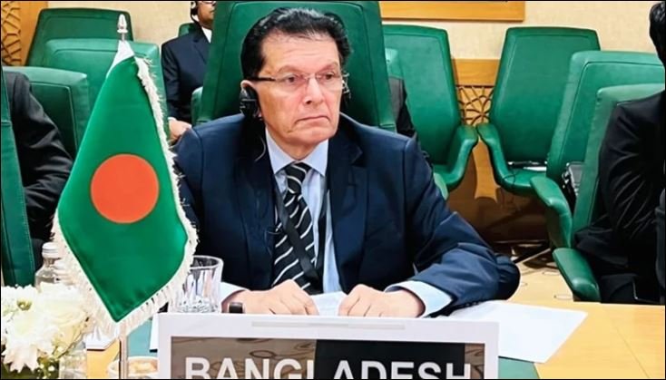 FM holds key OIC sidelines meetings 