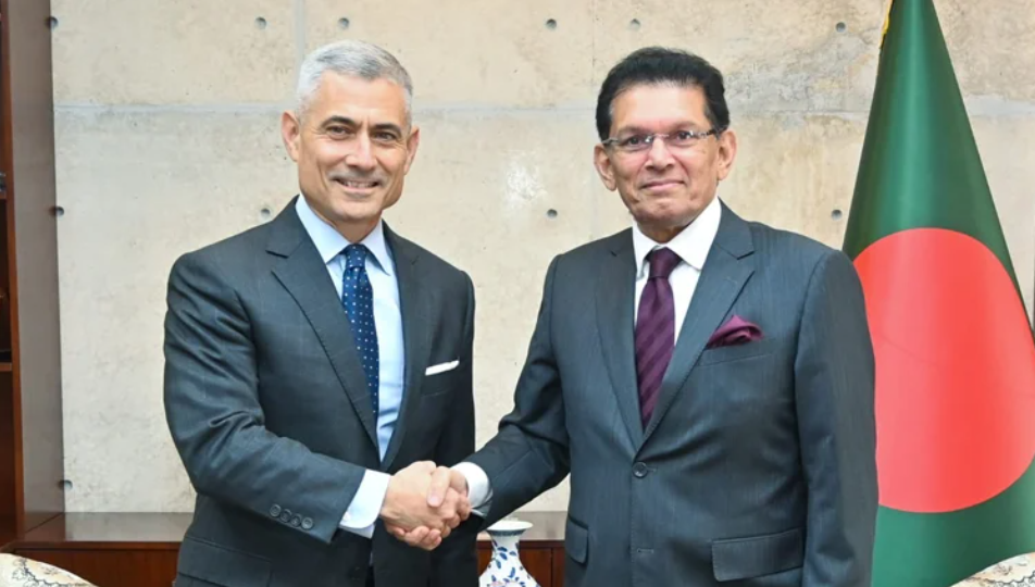 FM urges dialogue to resolve Gulf conflicts during Kapur meeting 