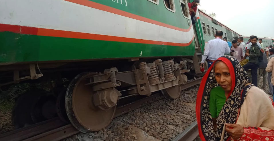 ‘Nil Sagar Express’ train derails in Bogura; several injured