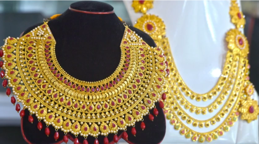 Gold prices fall by Tk 6,590 per bhori in Bangladesh