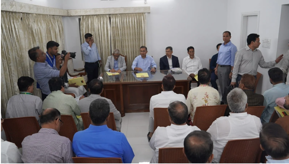 PM exchanges views with party leaders at Nayapaltan office 