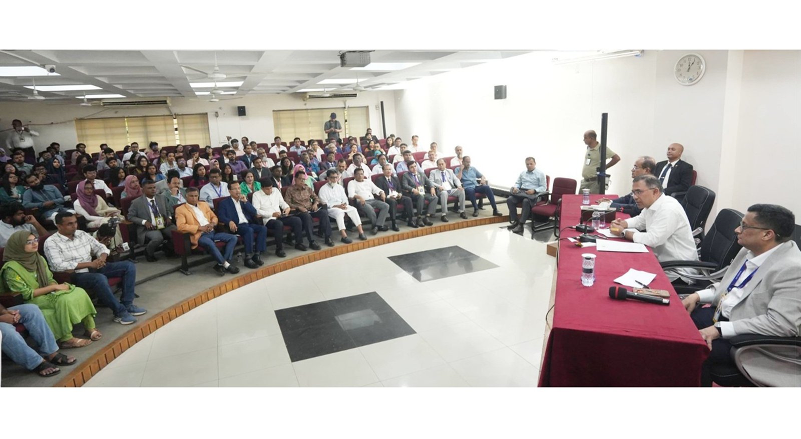 PM seeks students’ cooperation to maintain stability for nation-building