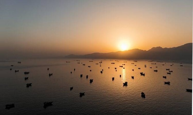 Iran says will target any vessel traffic in Strait of Hormuz